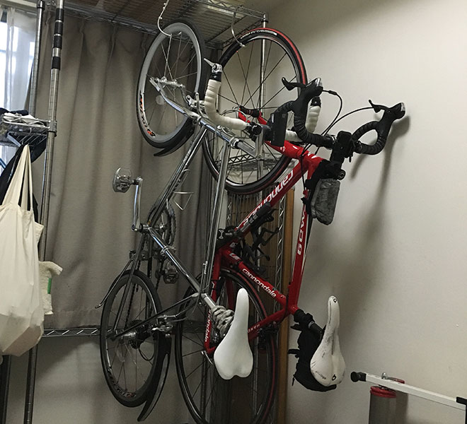 「自転車や山歩きが最近の楽しみ」とNさん。“愛車”は自分の部屋に飾り、大切に収納している。