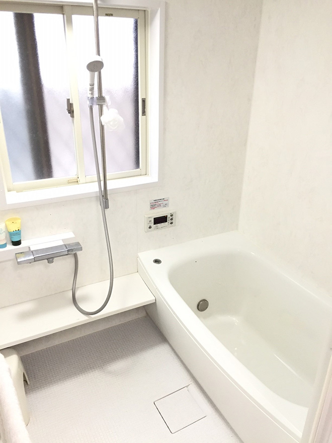 浴室はユニットバスだが、特殊な形状にするため一部造作に。ゆったりと寛いで入浴できる。