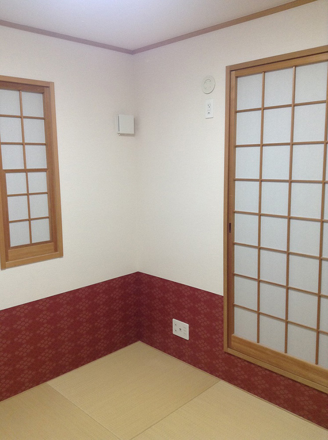 3階の和室は四男とKさんの寝室として活用。落ち着いた赤の壁紙を腰壁にように貼り、ポイントにしているところがお気に入りだそう。