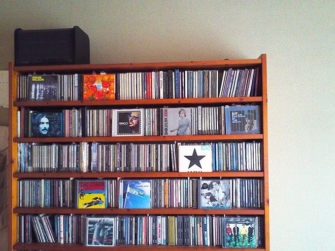 寝室として利用している和室には、ロックやジャズなど1,000枚を超えるCDを収めた棚を設置。「別途レコード専用の棚もあり、1,000枚ほど所有しています。毎日居間で聴いています」とBさん。