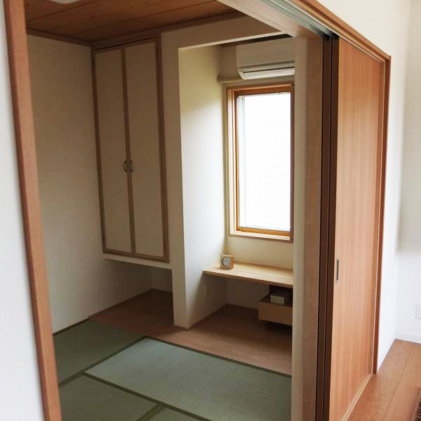 LDKに隣接する小さな和室は、父母が遊びに来た際に泊まることを想定して設けたという。