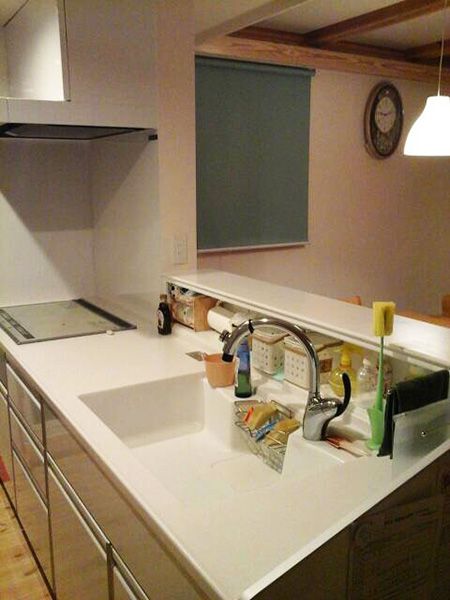 キッチンは汚れを拭き取りやすく傷がつきにくいホーローキッチンをチョイス。熱や水に強いので、気負わずに使える。
