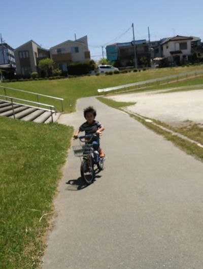 近くにある遊水池の広場では、お子様たちが毎日のように遊んでいるそう。「最近はスケートボードがお気に入り。次男は、熱心に自転車の練習をしています」