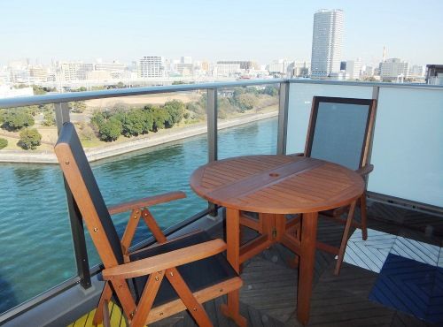 北側のバルコニーにはテーブルセットを設置。「休日は運河を眺めながら、朝食を楽しんでいます」