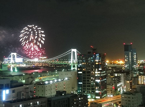 写真は、お台場のテレビ局が打ち上げた花火の様子を撮影したもの。「共用施設の展望ラウンジからは東京湾岸エリアが一望できるので、天気のよい日などに風景を楽しんでいます」