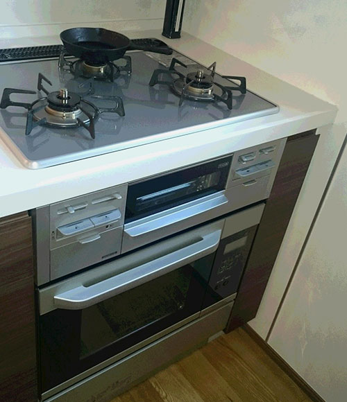 キッチンは、食洗機に加えてガスオーブンも備え付けにしている。「ガスコンロやガスオーブンは十分な火力があり、『料理がしやすくなった』と妻が喜んでいます」