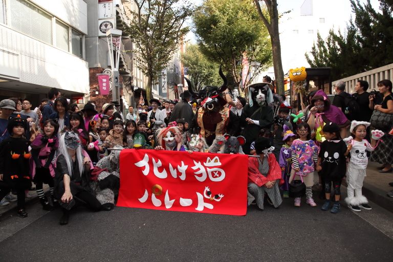 2016年10月16日に行われた化け猫フェスティバル。目玉は神楽坂を仮装して歩く「化け猫パレード」だ。