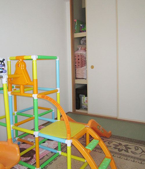 和室は、ジャングルジムや滑り台などの遊具を置いて子供の遊び場に。夜は寝室として利用しているそう。