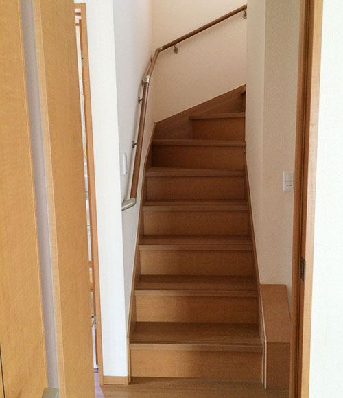 シンプルな階段は昇り降りがしやすい。「手すりもしっかりしていますので、子どもたちが落下することもなく利用できています」
