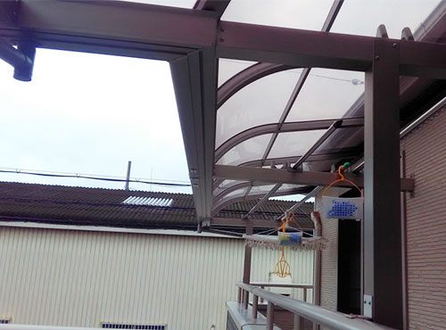 L字型で広いバルコニーには、購入後に大きな屋根を設置。「強い雨の日でも洗濯物を干せるようになりました。付けて良かったですね」