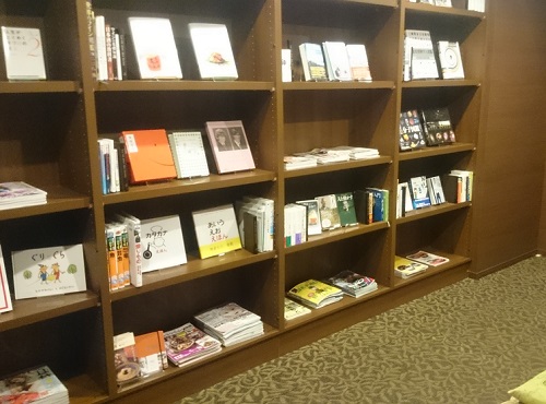 共有スペースの図書コーナーには、提携する近所の書店がセレクトした本が並ぶ。「毎月本が入れ替わるので、何度行っても楽しめます」