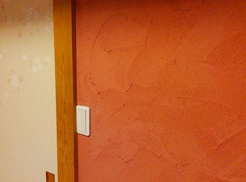 水廻り以外壁は全て、ホタテの貝殻を使った自然塗料で塗装。既存の壁紙の上から施工した。「凹凸のある壁紙の上から塗ると、その模様がそのまま出て面白いです。匂いや湿気を取るのか特徴のホタテ材。しかも自然に返る素材です。夫が以前仕事で販売していて、その良さを知っていましたので採用しました。居室によって色を変えて楽しんでいます」