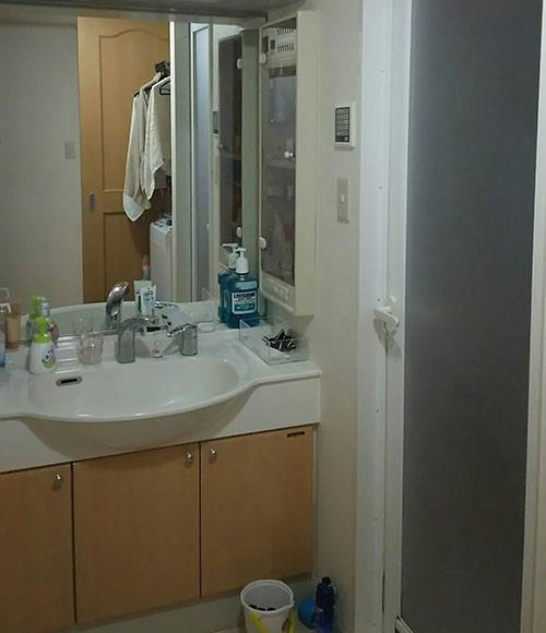 洗面所は鏡が大きく使いやすい。遊びに来たご友人からも、その広さと使いやすさを褒められることが多いそう。「2人で並んで歯磨きをしても十分な広さが、購入の決め手のひとつでした」