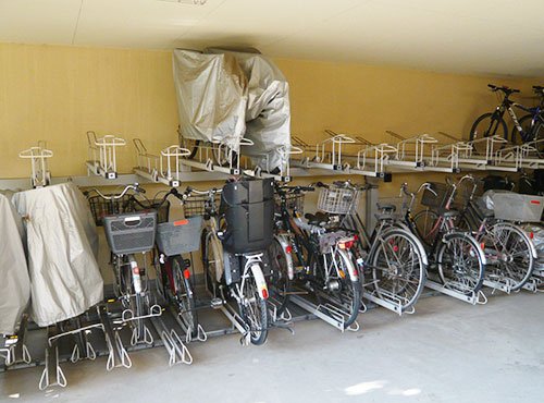 駐輪スペースが広くて使いやすく、大きな収容力を誇る自転車置き場。ちょっとした外出時にはHさんも自転車を使っているので便利。