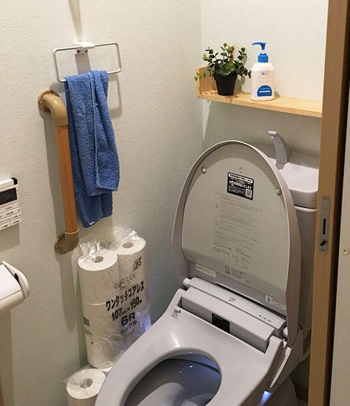 トイレは全て施主支給している。「ハウスメーカーの関連会社が取り扱うトイレも、施主支給させてもらいました。自動洗浄機能や自動開閉機能を備え、場所により異なるカラーをチョイスしています」