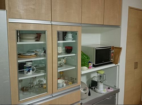 キッチン周りには十分な収納スペースを確保。日頃使う物をまとめて置いている。出し入れがしやすい食器棚も使い勝手がよく便利だ。