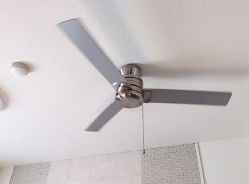リビングの天井にはシーリングファンを設置。「日頃から愛用しています。空気が対流し、冷暖房効率が上がっている気がしますね」