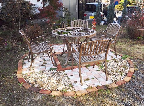 庭の一角に椅子とテーブルを設置。「暖かくなったら外でご飯を食べたいと、楽しみにしているんです」