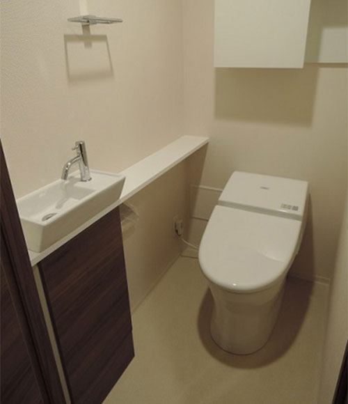 トイレはタンクレスのウォシュレットが設置されている。「シンプルな作りで、便座が少し小さめです。これが今時のサイズなのかな？　と思っています（笑）」