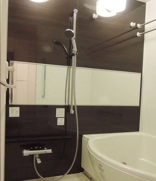 アパート時代より広く快適になったという浴室。「止水機能のあるシャワーヘッドがいいですね。今の時代は当たり前の機能なのかもしれませんが便利です」