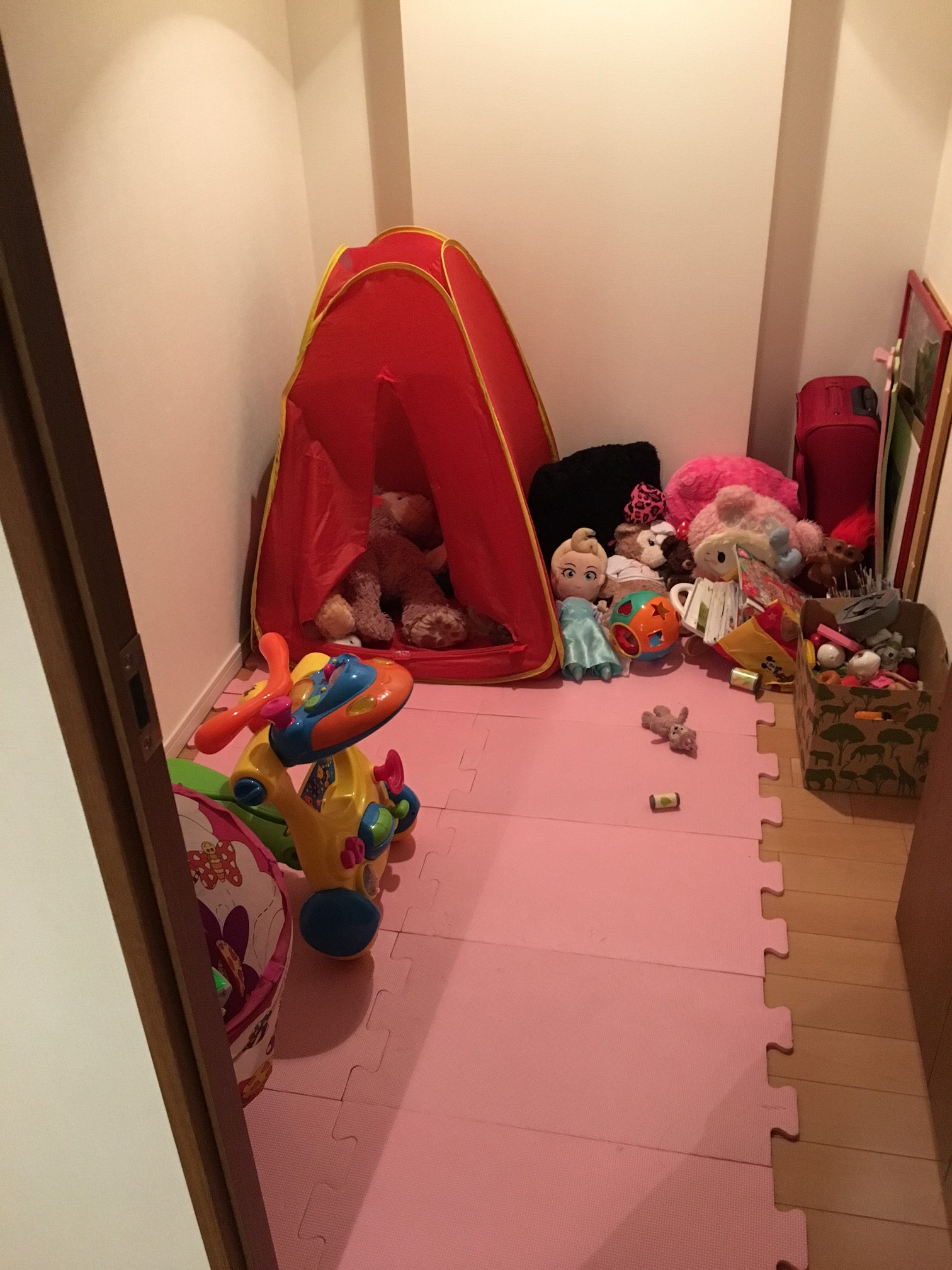 リビングダイニングに隣接する居室は子どものおもちゃ部屋に。「ドアはほとんどいつも開けたままで、子どもたちを遊ばせています」
