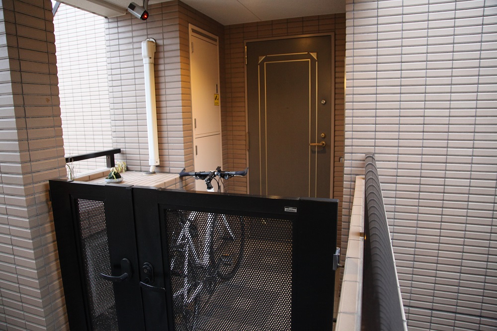 専用のポーチが設けられ、プライバシーに配慮したつくりの玄関。「自転車を停めるのに便利ですし、戸建てのような雰囲気も気に入っています」