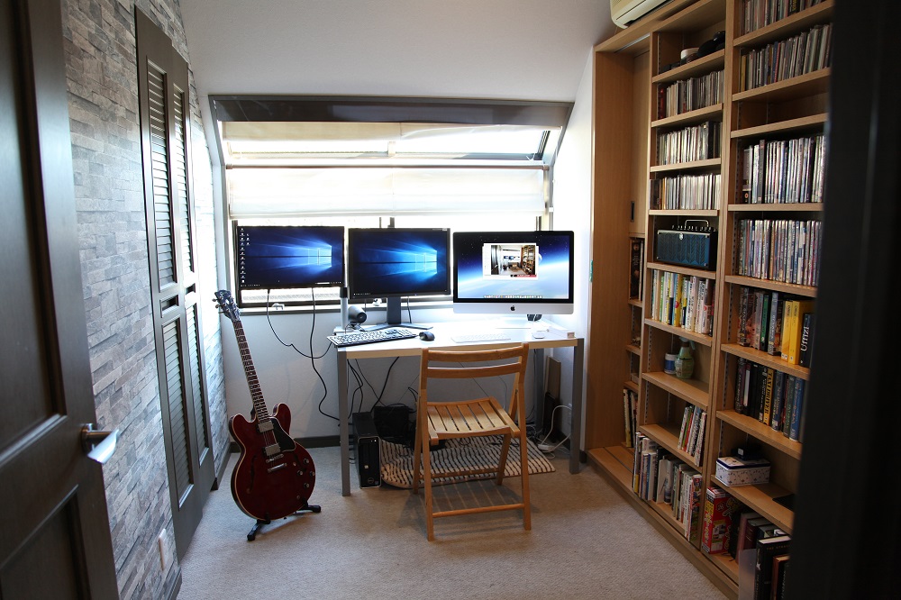 壁一面を本棚として活用している書斎。