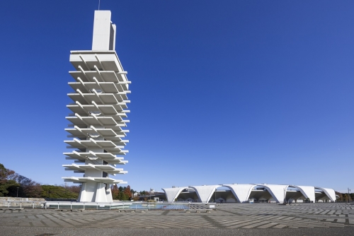 駒沢公園中央広場とオリンピック記念塔