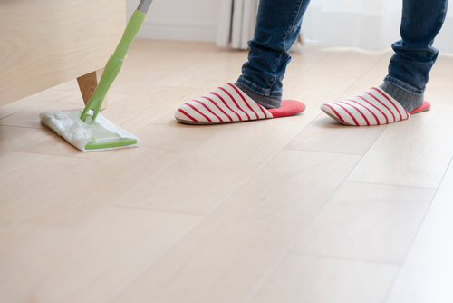床掃除にモップを使用する場合はウェットタイプがおすすめ